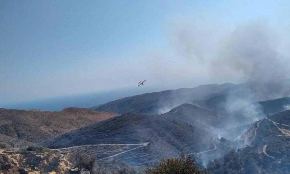 Κρήτη: Σε εξέλιξη η φωτιά στο Σέλινο - Ολονύχτια μάχη έδωσαν οι πυροσβέστες